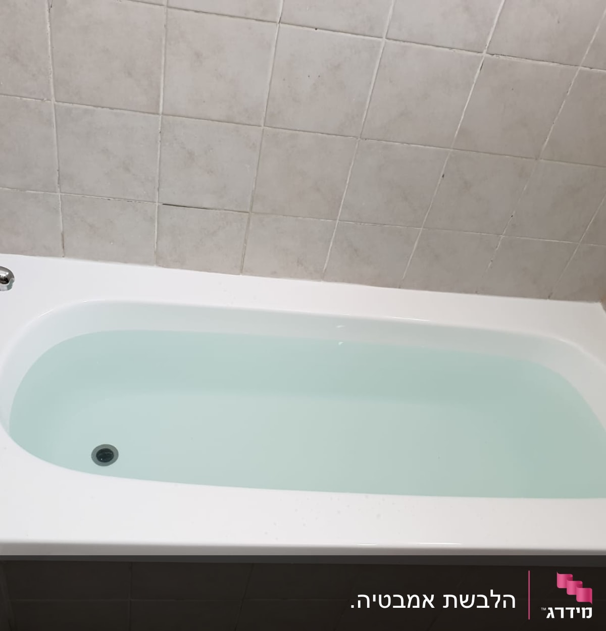 אמבטיה עם מים, אריחי קרמיקה על הקיר